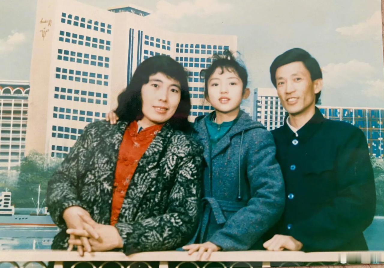 董璇从小到大都很幸运，她前40年的人生很顺利，简直是人生赢家。独生女的从小就