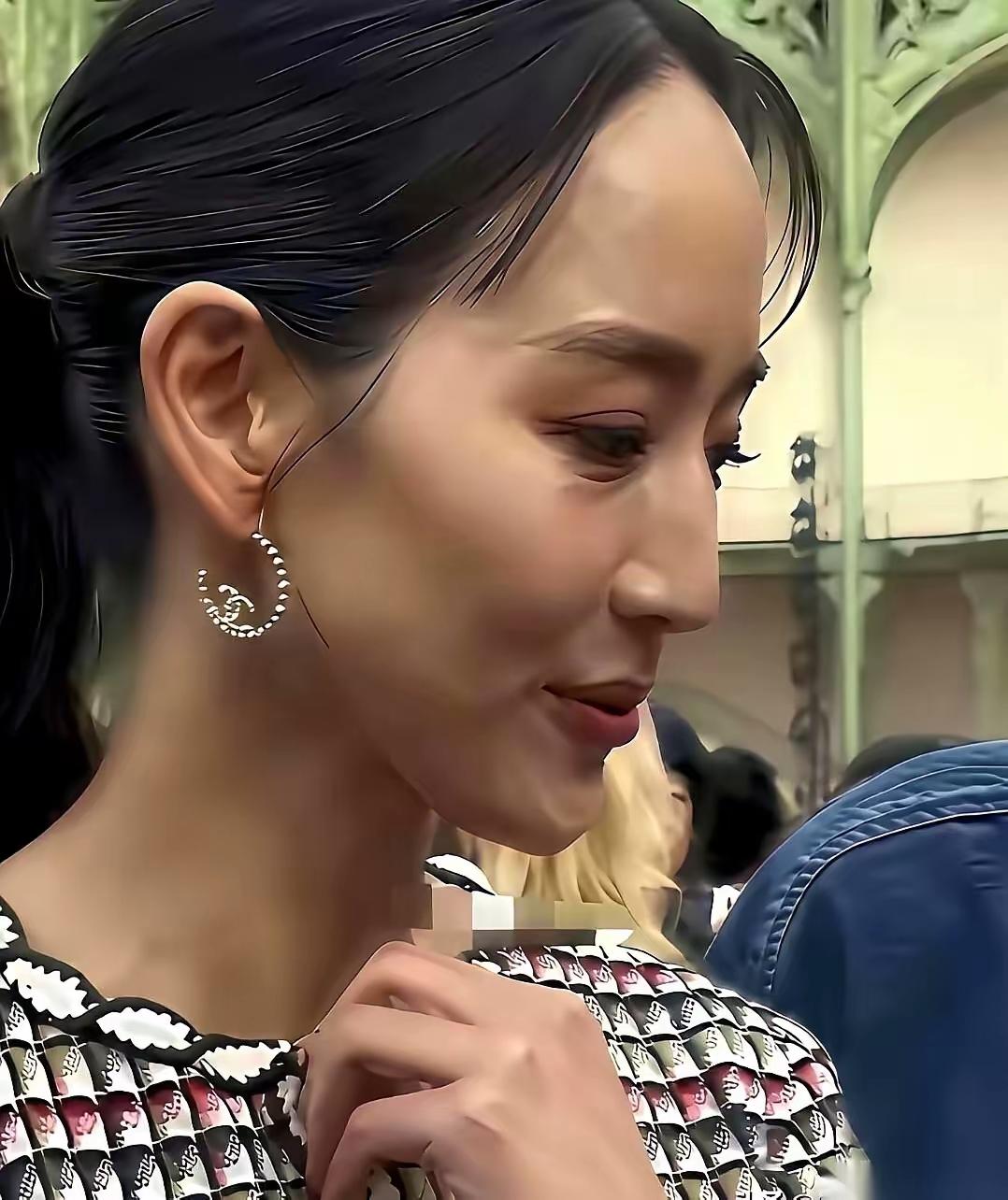 网上一张女星的近照被转疯了。不到50岁的年纪，鬓边直接露出了花白的头发。镜头