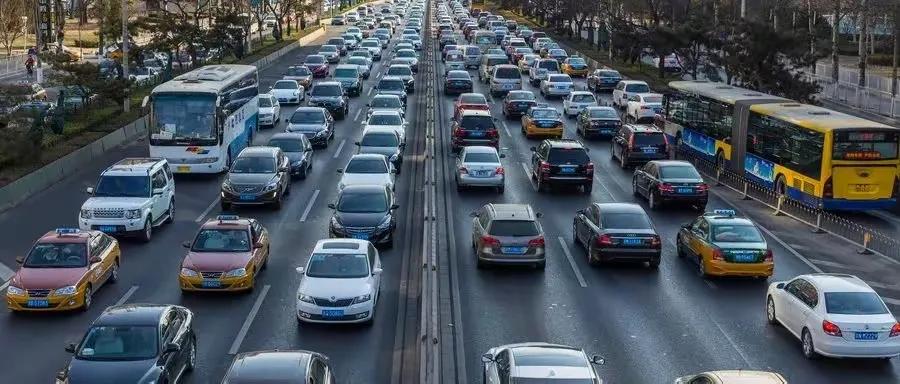 现在电车续航动不动就700、1000km，还有快充技术加持，可增程/插混销量增速