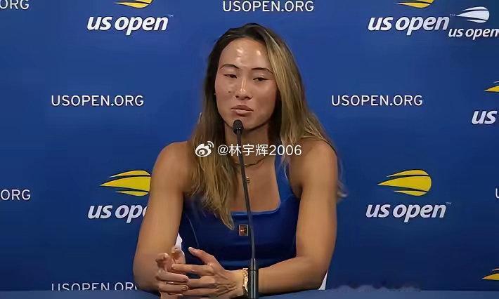 郑钦文刚在美网赢完球，发布会上一句话把现场整安静了：“我看到新闻，知道灾情很严重