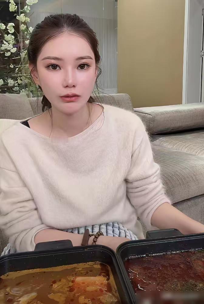 马晓梅露出真面目了，孩子的适应能力很强，怎么可能难过到躲起来哭，她半推半就不愿意