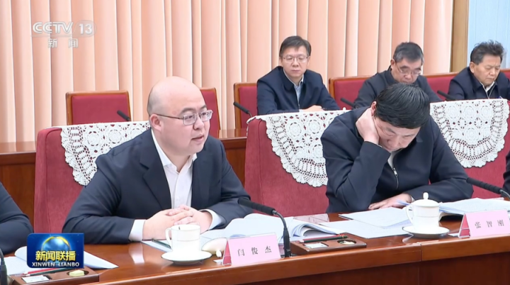 继梁文锋之后, 他作为AI大模型企业代表参加了总理座谈会