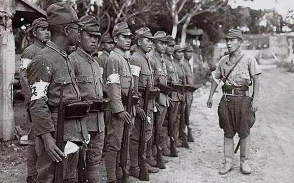 抗战期间，日军普通士兵遇到伪军校级军官时，按规定需敬礼。这是日军和伪政府达成的协