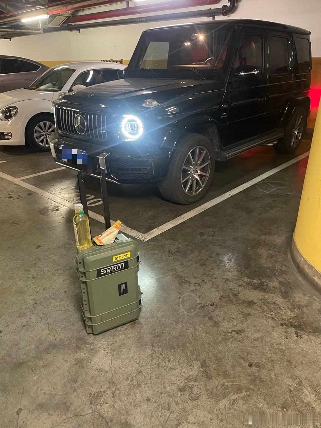 出门恰饭去不过今天可能没有午饭自行解决ps：为啥我箱子上有东北电吹？因为加入东