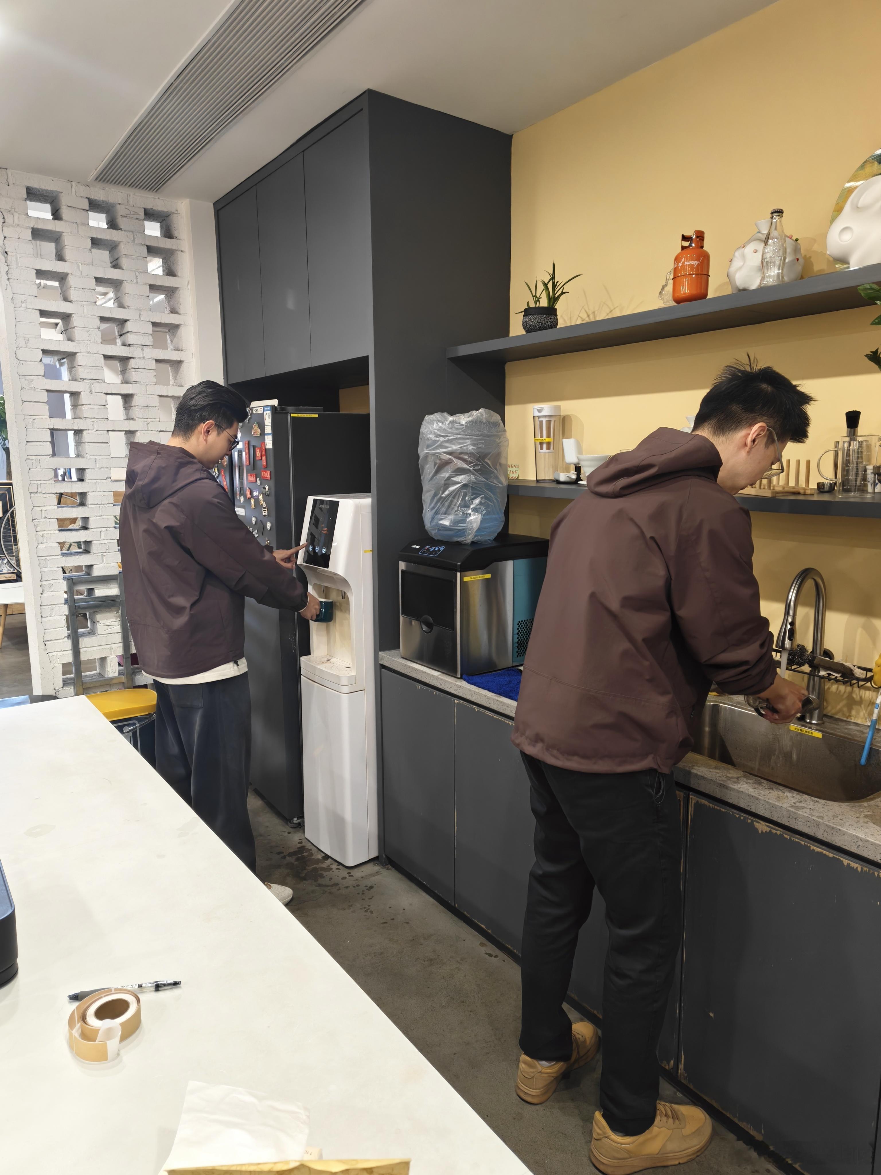 两条新能源佬，着装都一样的！