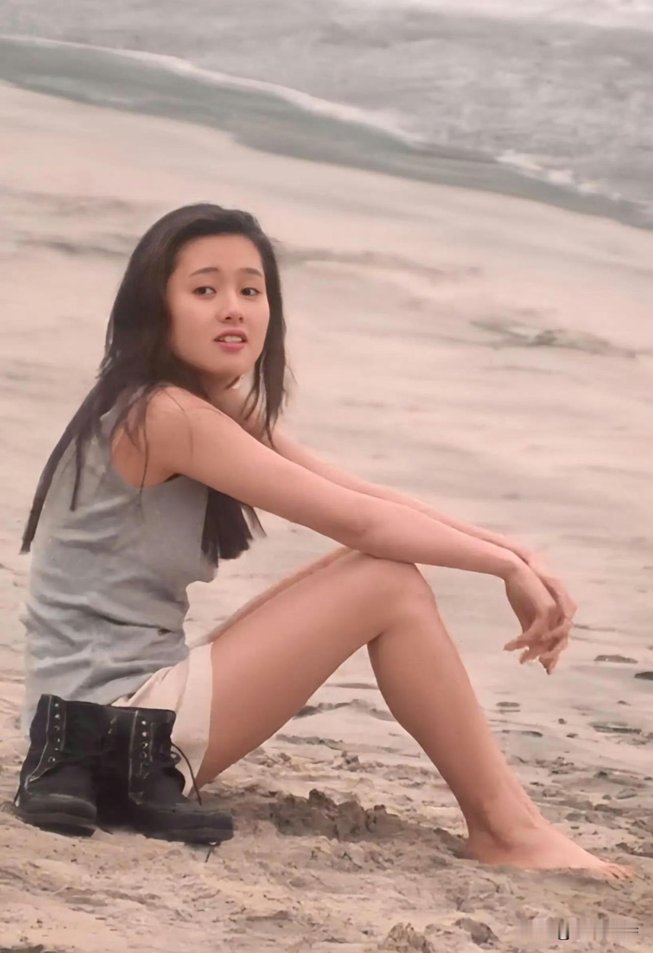 这是那位明星年轻时候的照片呢？纯洁真实，就算不化妆不美颜，也如此清纯靓丽，这才是