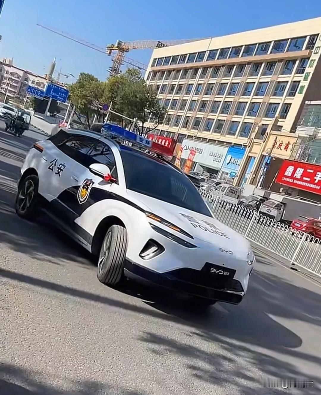 很多人说，要是公务车换上新能源汽车，就买新能源汽车。这不，看这帅气的皮肤，想不想