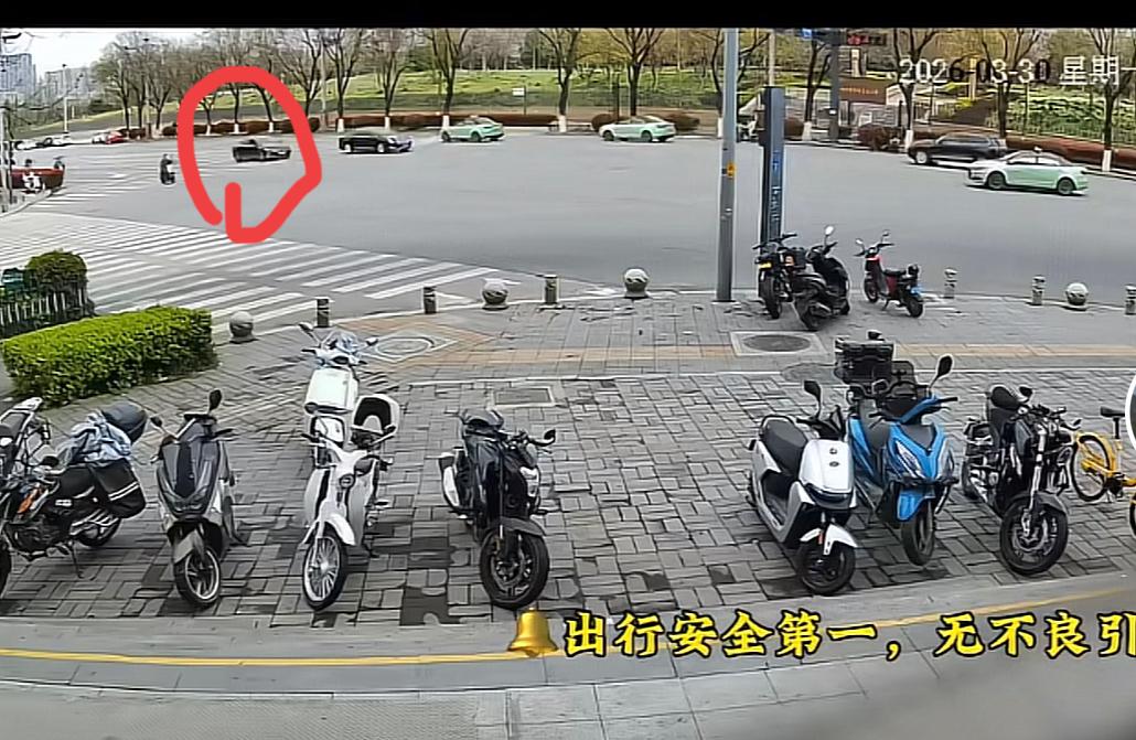 在出事前2秒，发生碰撞的黑车还在另一黑色轿车的右后方，出租车开始左转。出事前