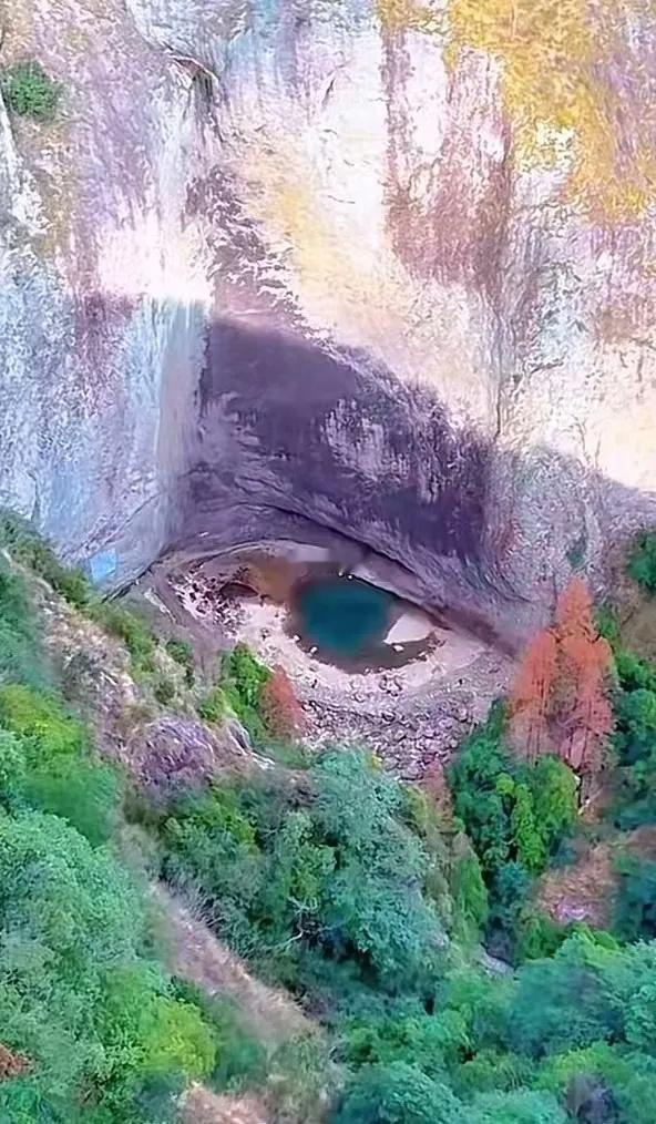 【浙江雁荡山大龙湫景区现“开龙眼”奇观】近期雁荡山因持续少雨导致潭水大幅退缩，原