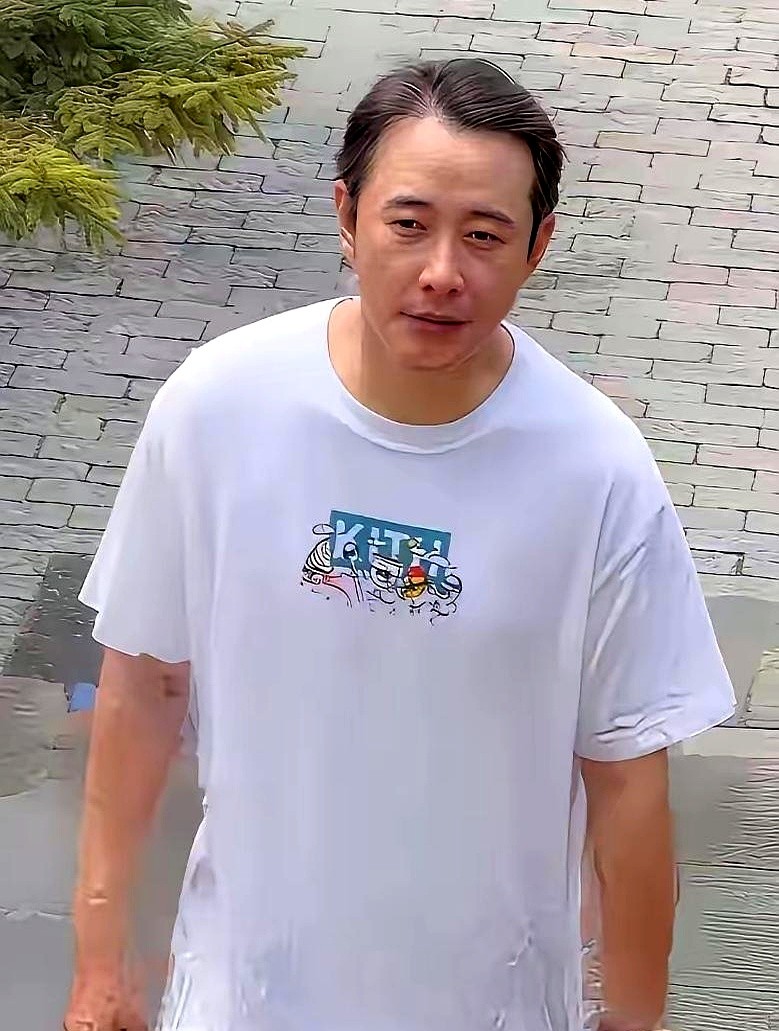 罗晋和唐嫣最新同框的画面一出来，评论区炸了。这还是当年那个鲜衣怒马的古装男神吗？照片里，唐嫣依然满头