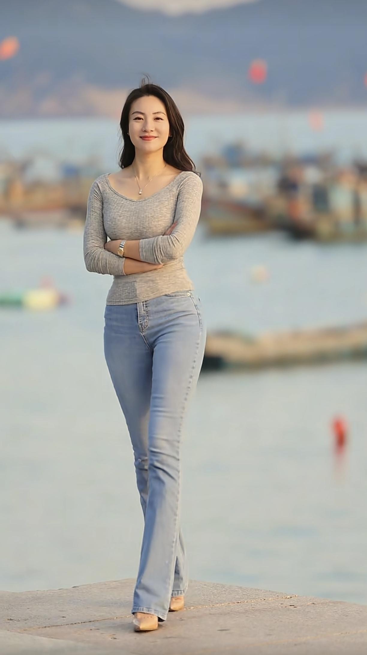 海边漫步，微风拂面，心情舒畅！美人照怎么拍才好看高级感穿搭，温柔风穿搭。