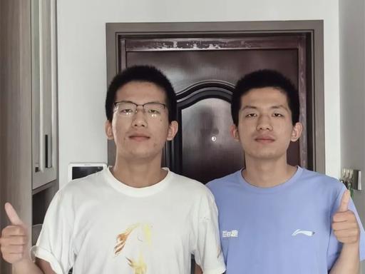 安徽一对双胞胎，哥哥高考查分698，弟弟697。全家还没来得及高兴，清华大学