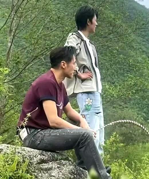 刷到谢霆锋和丁真同框坐在山里石头上的照片，落差感直接拉满！以前总听人吹谢霆锋有