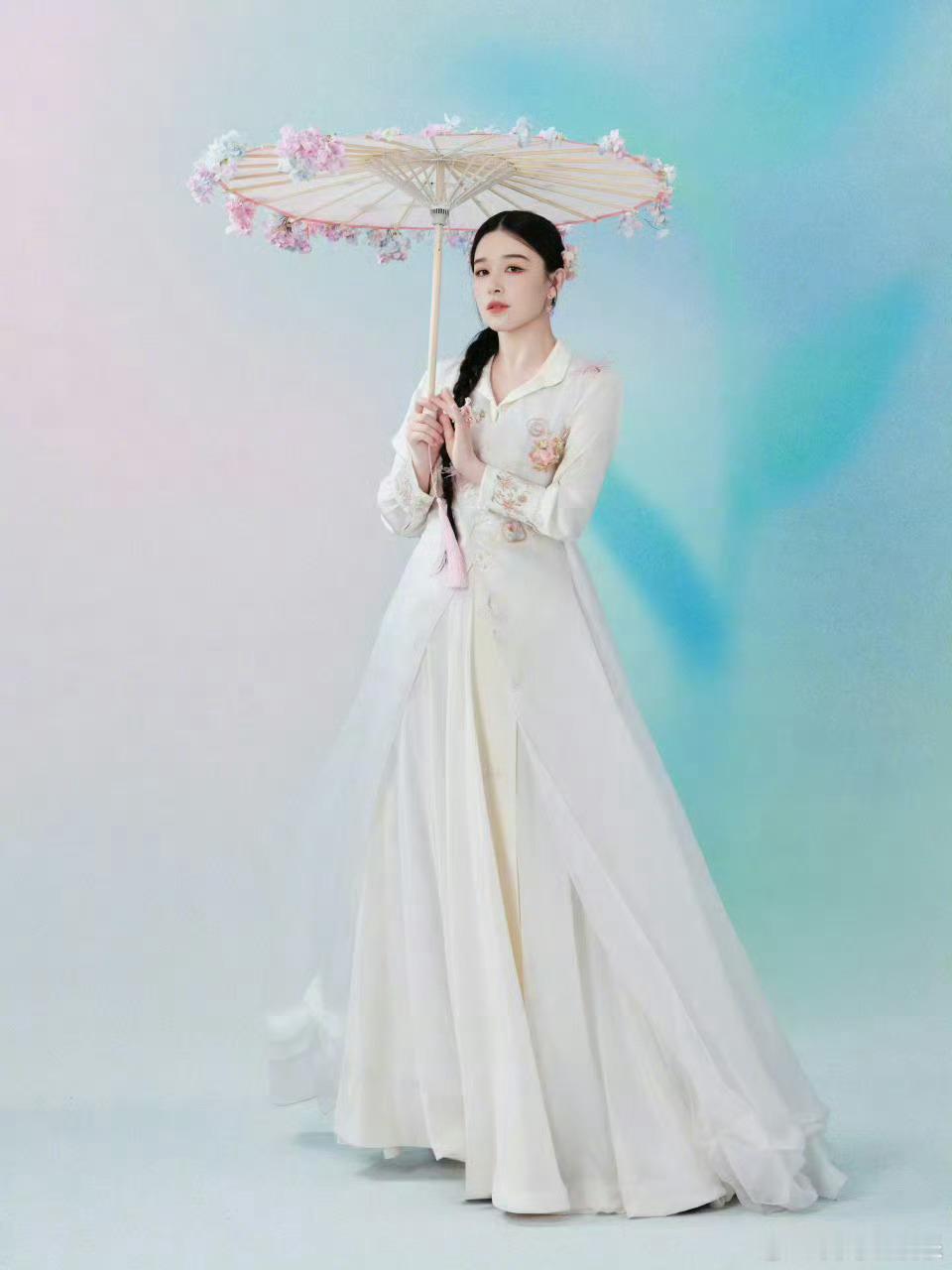 阚清子一公舞台舞台上的她闪闪发光！回眸那一下甜度超标，笑容里藏着无限魅力，这表