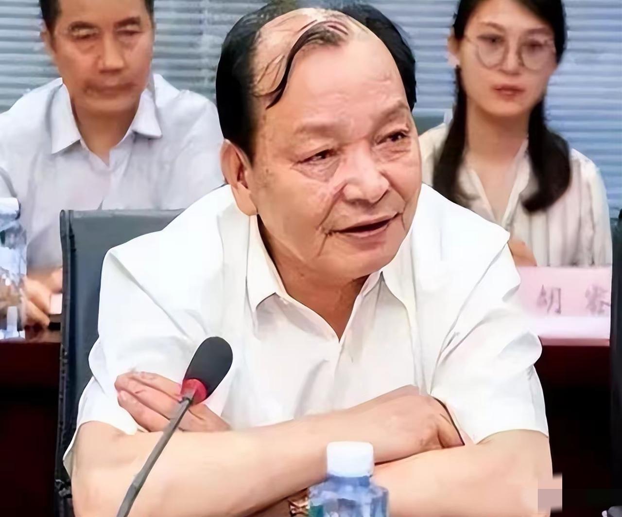 一夜输1亿、一瓶酒48万，2亿豪车买来当玩具，父子败光百亿家产!谁能想到，这对挥