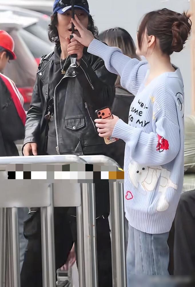 50岁李小冉，直接掀了女星防晒的矫情遮羞布。你没看错，她推掉三部戏约上浪姐，