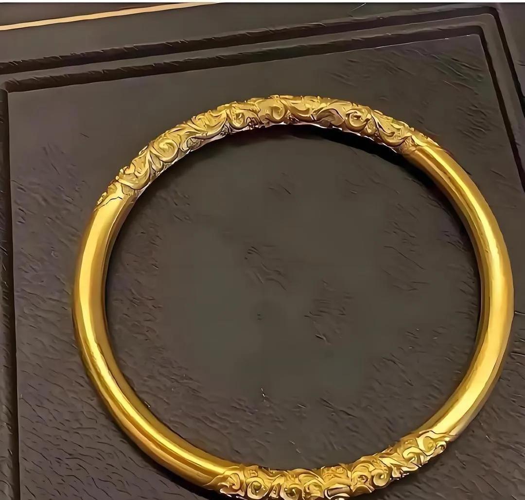 如果不是亲眼所见，我很难相信年轻人买黄金的方式全变了。办公室几个95后白领