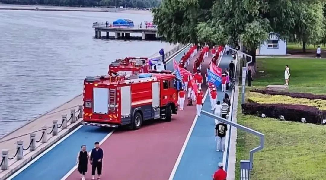 老年暴走团“逼停”消防车、救护车，引发网友热议。7月15日，网传辽宁朝阳市大凌河