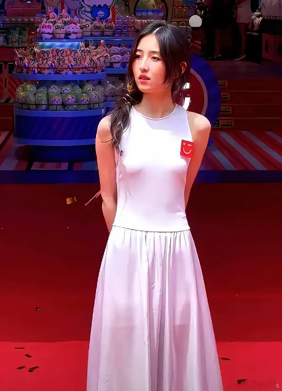 红毯上，张子枫没穿内衣，镜头贴脸也稳得住，她就是要告诉观众：身体不是展览品，规则