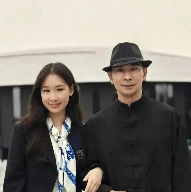 赵文卓携妻女回国，17岁赵子仪亭亭玉立，眉眼间尽显父亲神韵