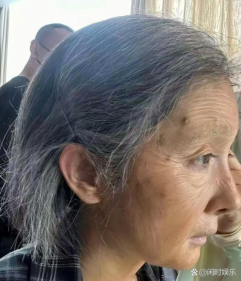 这是杨幂？化妆师也太厉害了，人老人的状态化得很逼真