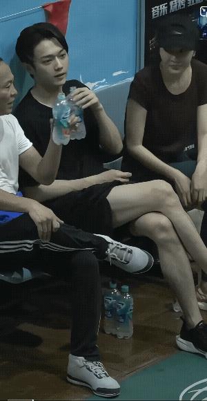 这是新xuan的许凯吗？三个人，被一男一女围着，在讨论什么呢？好像是打完羽毛球