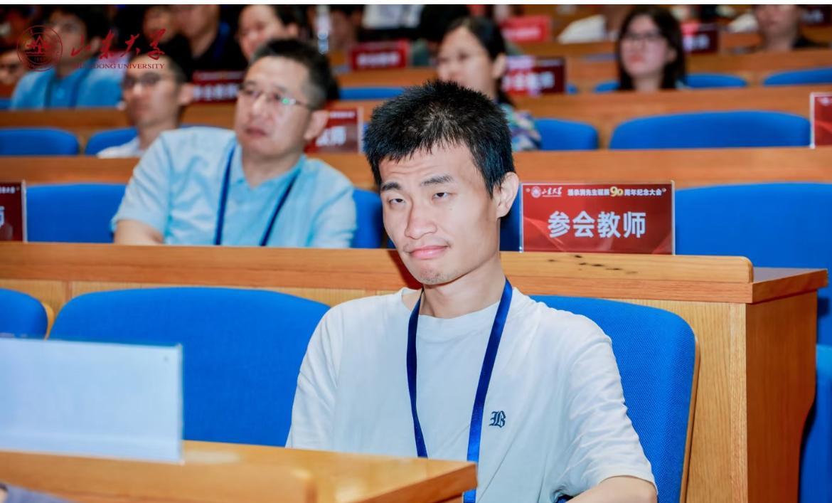 第一次见韦神眼睛睁这么大，眼神这么专注。因为他参加的是潘承洞先生诞辰90周年纪念
