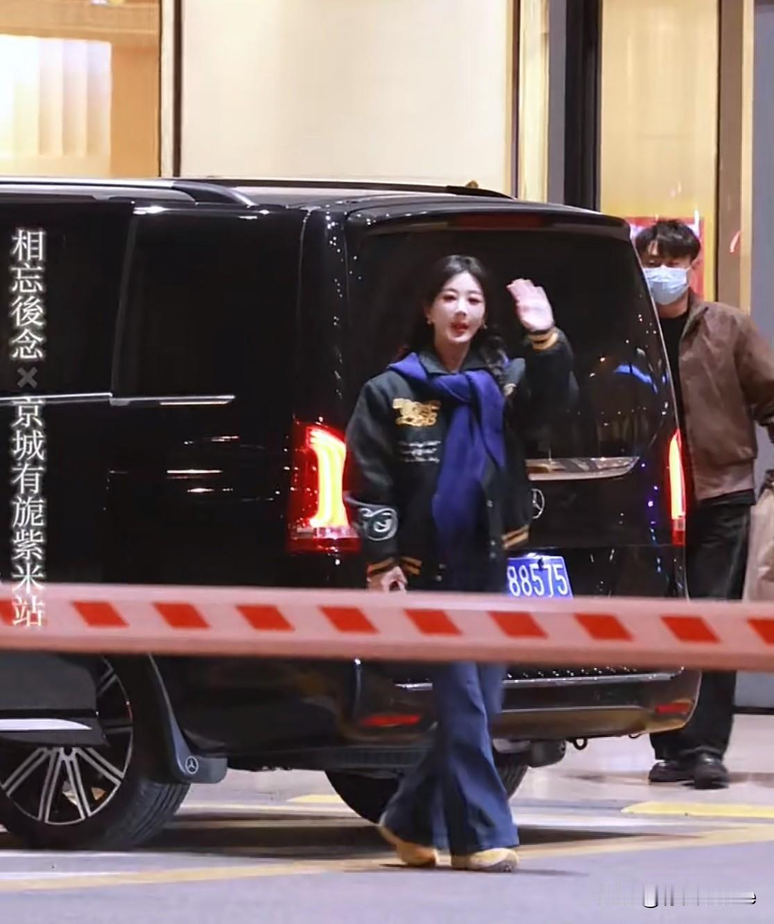 2月6日，杨紫双马尾休闲服现身机场，准备离开北京回《玉兰花开君再来》剧组拍摄横