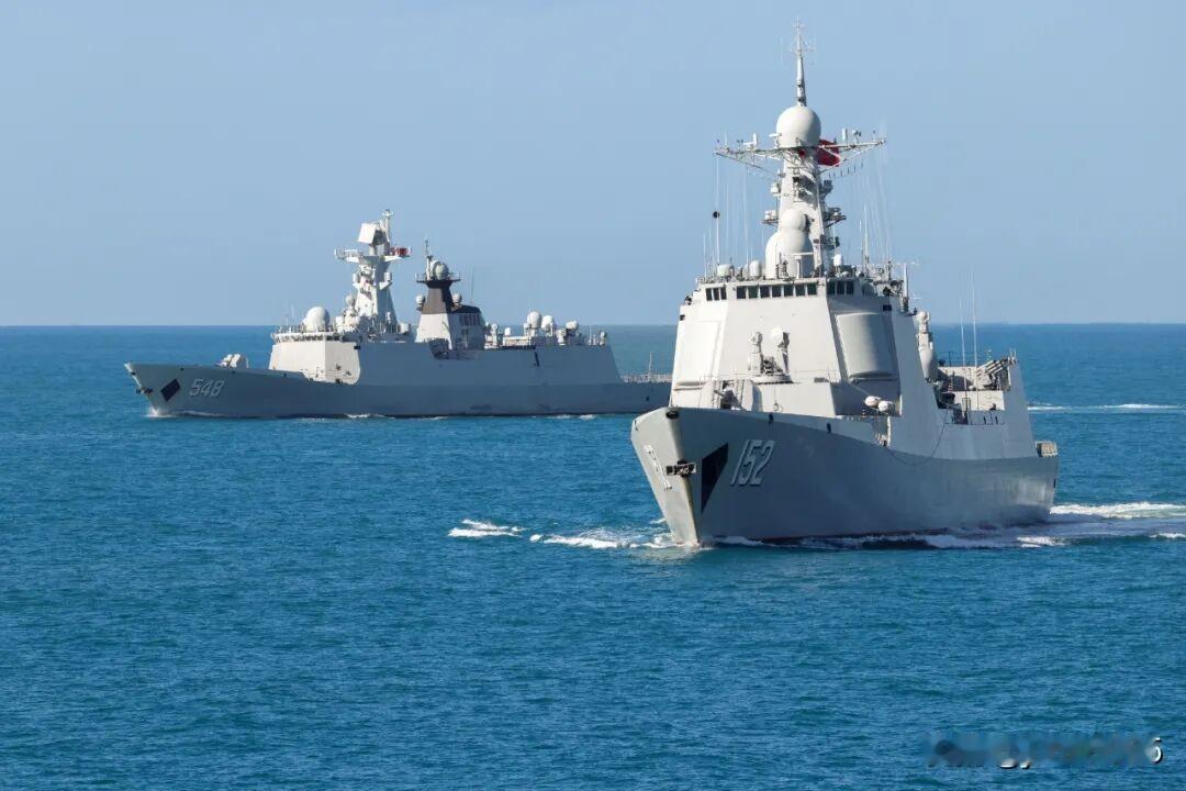 近日，东部战区海军某驱逐舰支队出动多艘驱护舰组成编队进行海空联合实战演练。驱逐舰