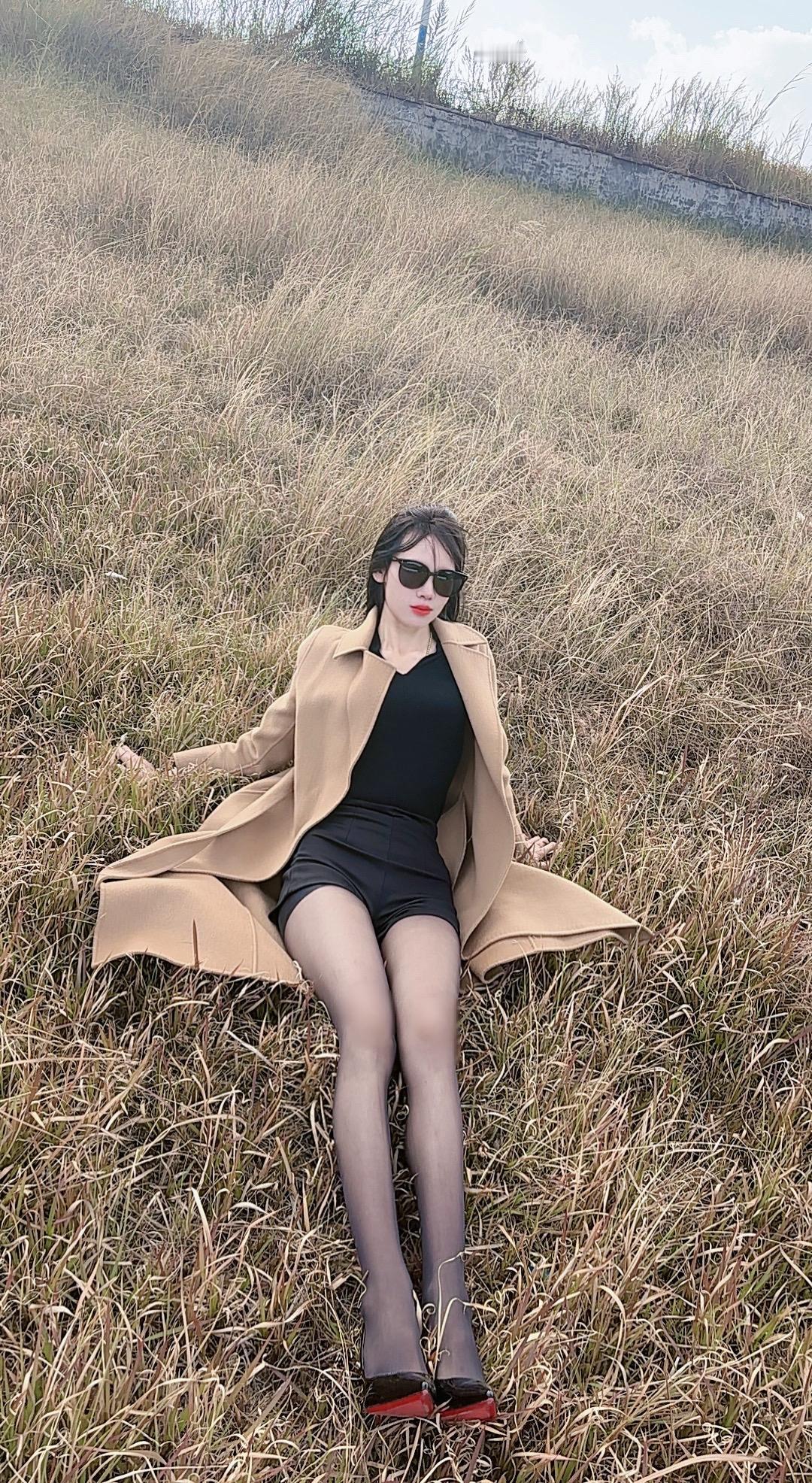 不必评判我,我是取悦自己,顺便给你看。