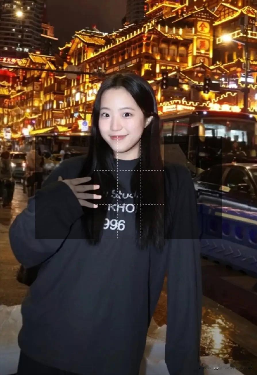 申裕斌难怪被人喜欢：回国感叹重庆太美了回到韩国的申裕斌，社媒发文，用了两张照