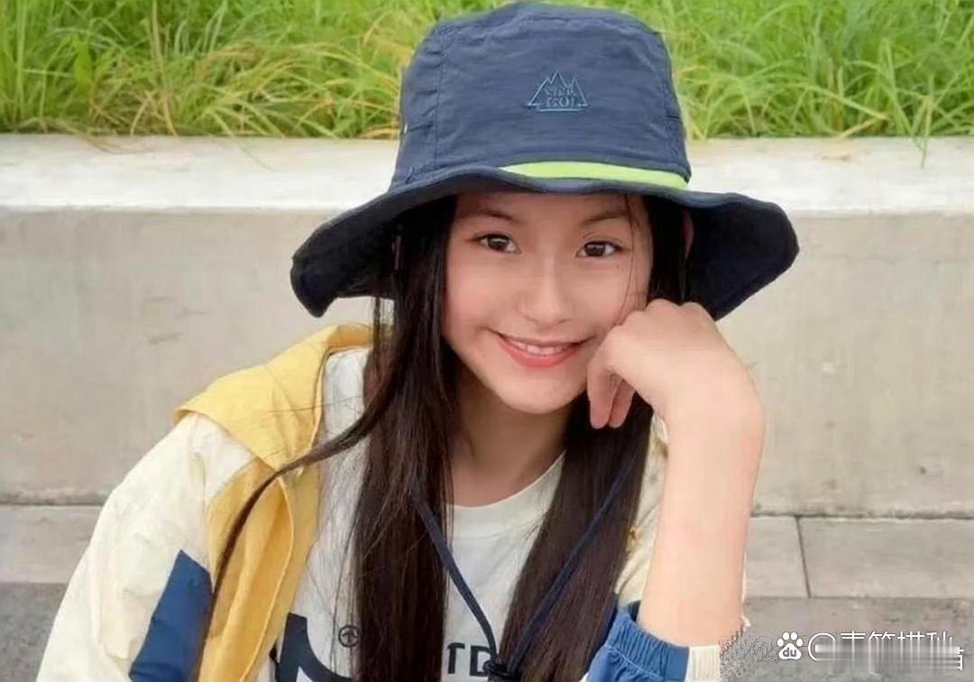 周杰伦和昆凌的俩孩子罕见露面啦！大女儿海瑟薇就像小昆凌，儿子罗密欧脸型像妈，眉眼像周杰伦。谁懂啊，这