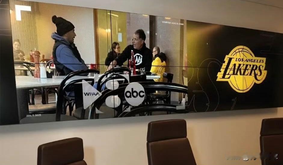 佩林卡真的太臭美了！湖人队篮球运营总裁佩林卡的办公室布置遭到曝光，墙壁上挂着