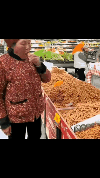 吃饱了吧，阿姨从进了超市就没住嘴，吃了这个吃那个，什么江米条、瓜子，拿起就往嘴里