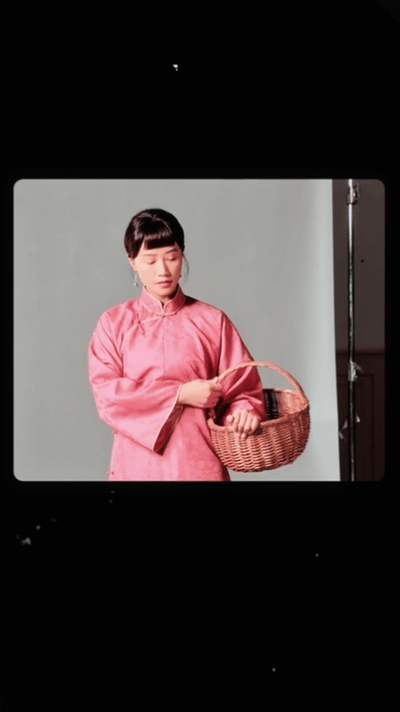 蓝盈莹生万物红棉袄造型穿上红棉袄的银子，比村口二大爷家的红灯笼还喜庆！这哪是苦命