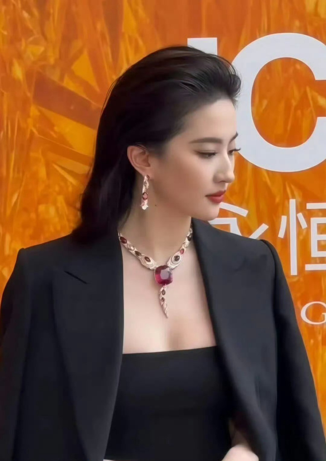 去年巴黎时装周刘亦菲梳这个大背头，居然被说成像中年大叔，你觉得这个发型和她适配度