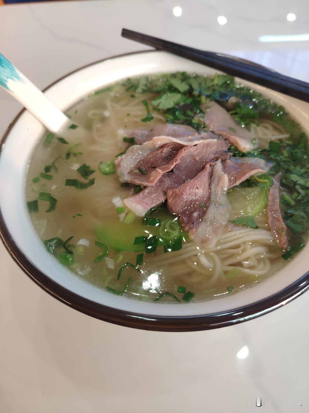 兰州牛肉拉面还是很听劝的，被网友调侃把牛肉切的像A4纸那么薄，已是过去式了现在的