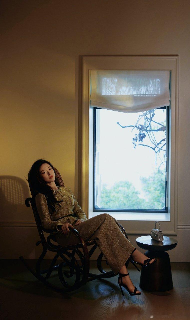 大小姐来喽小朱把门关上翁青雅这采访操作太迷惑！喊朱珠“小朱”还让关门，毫无