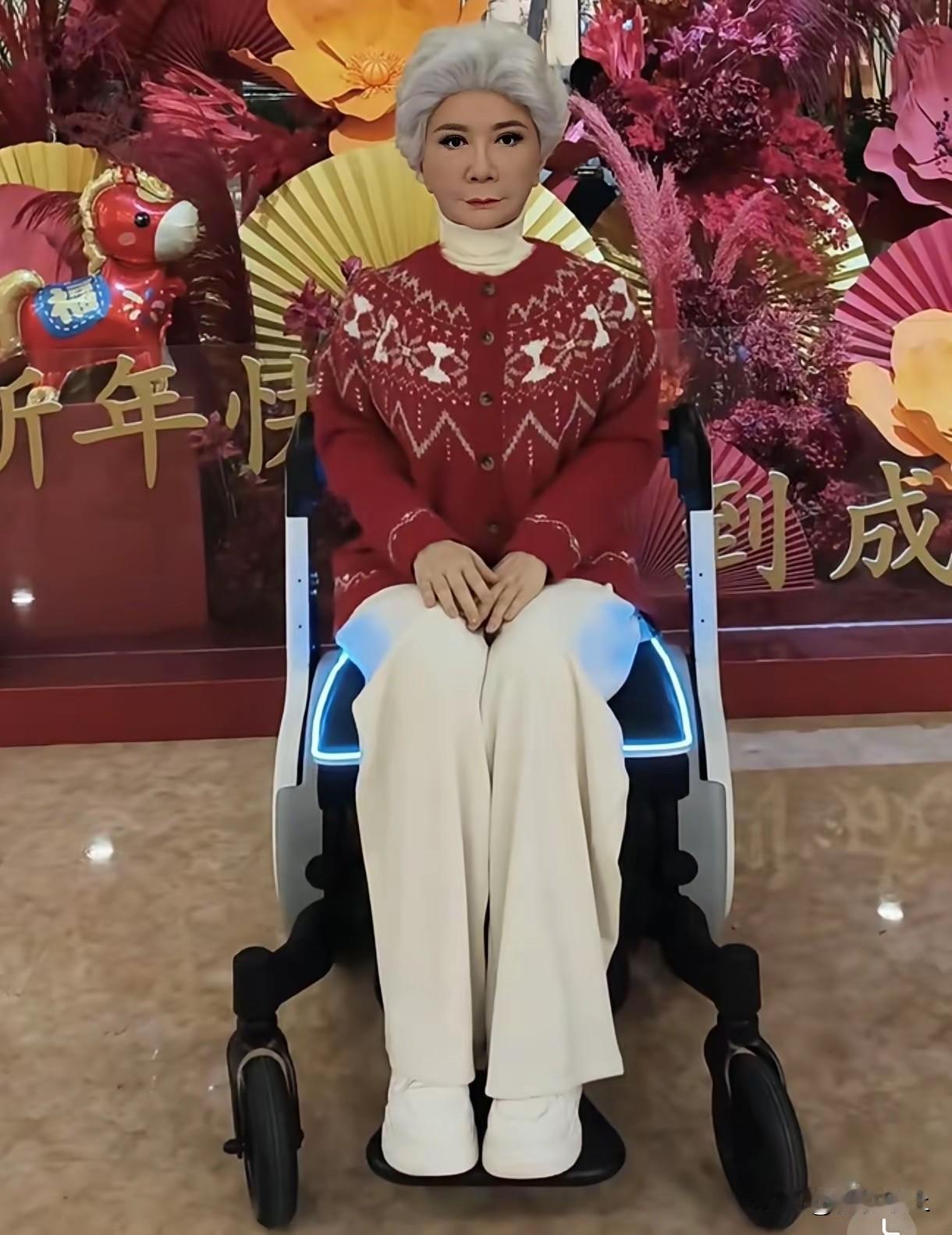 观众傻眼了！不是因为小品剧情反转，不是因为机器人会跳舞，而是盯着轮椅上的奶奶