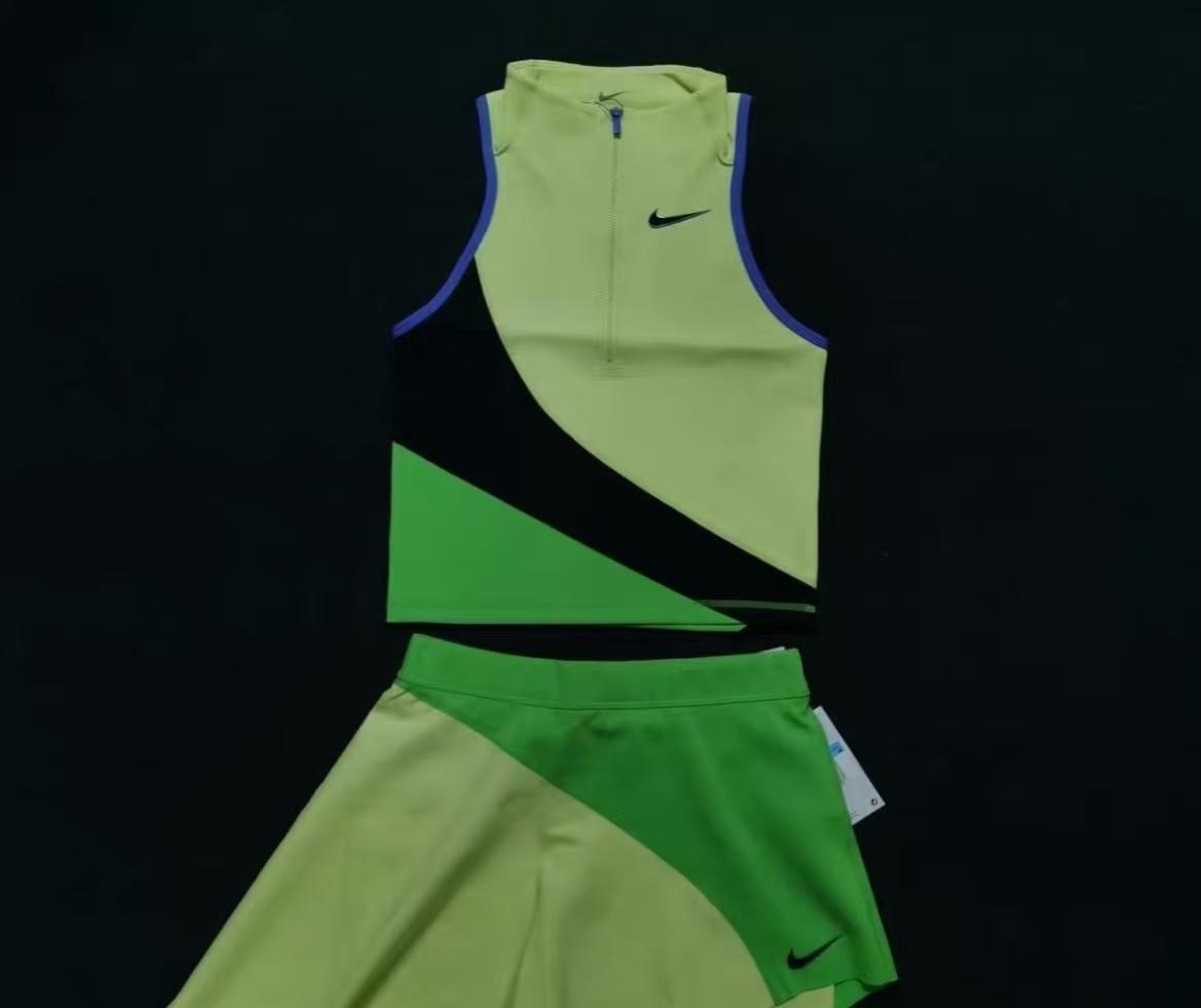 据说这是郑钦文澳网的战袍，耐克设计的专款哦。去年是绿色战袍，今年也是绿色战袍，