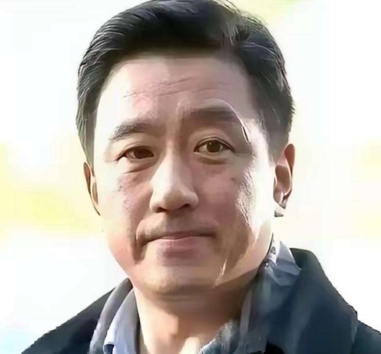 一个演员，戏拍了七成，突然要求片酬翻倍，不给就罢演。导演二话不说，把已经拍好的几