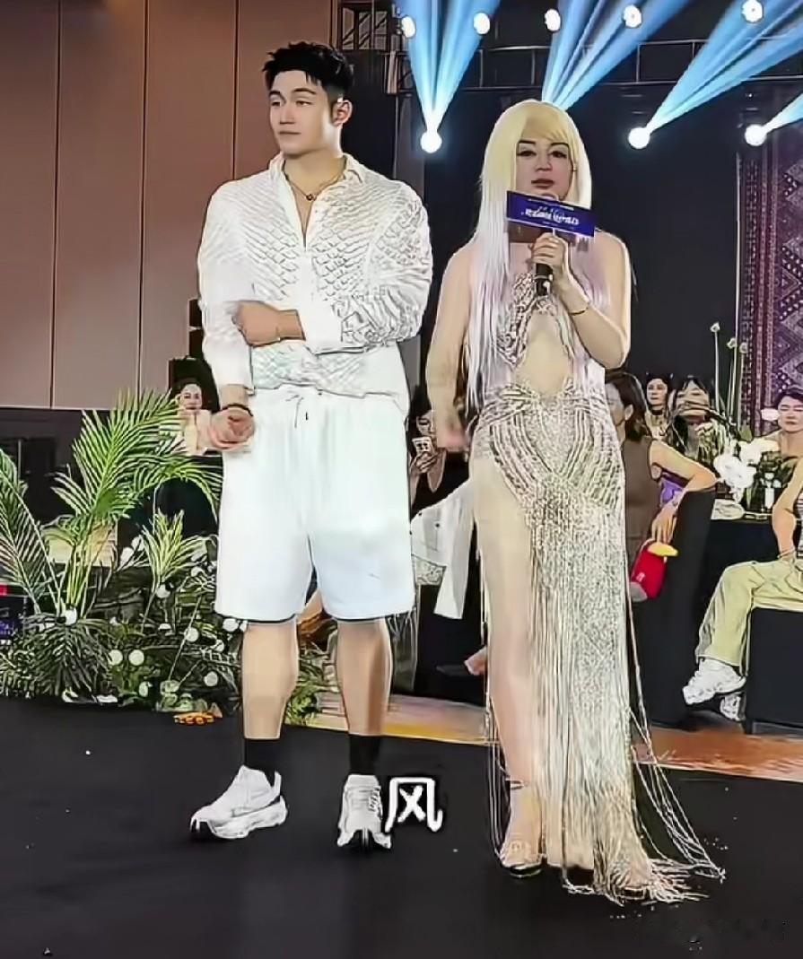 于文红又领着又高又壮的小男友，去参加所谓的名媛会。于大妈几乎整个大腿都露在外面，