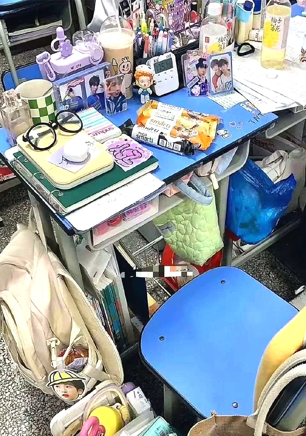 你敢信这是一个正在读高三女生的课桌吗？
