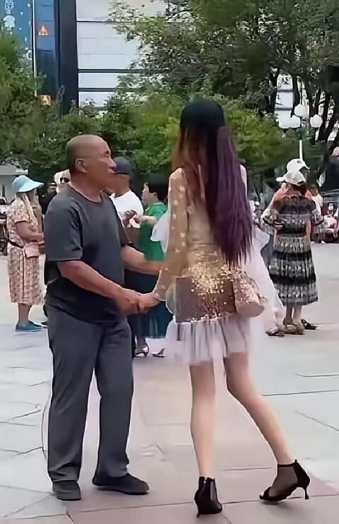 是谁拍了第二张照片？？有第一张就可以了，为什么还要拍？？？？
