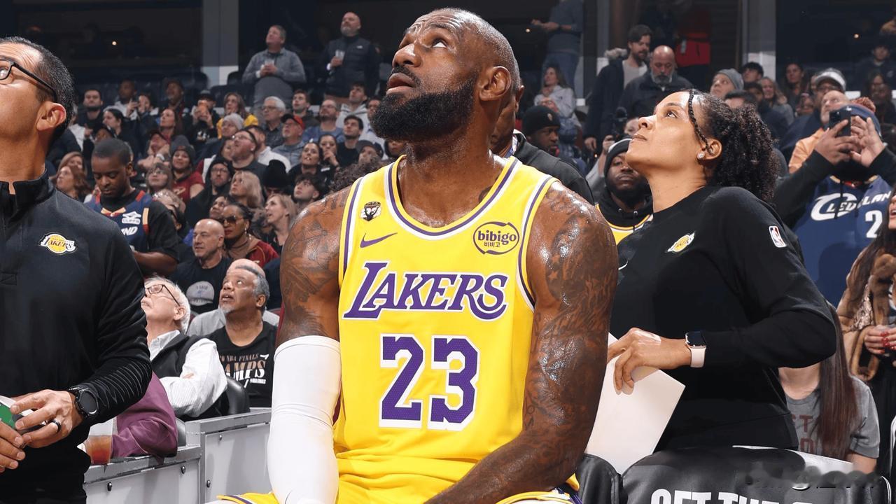 过去式？骑士球员杰隆泰森谈詹姆斯：“詹姆斯过去为骑士做出很大的贡献。”“