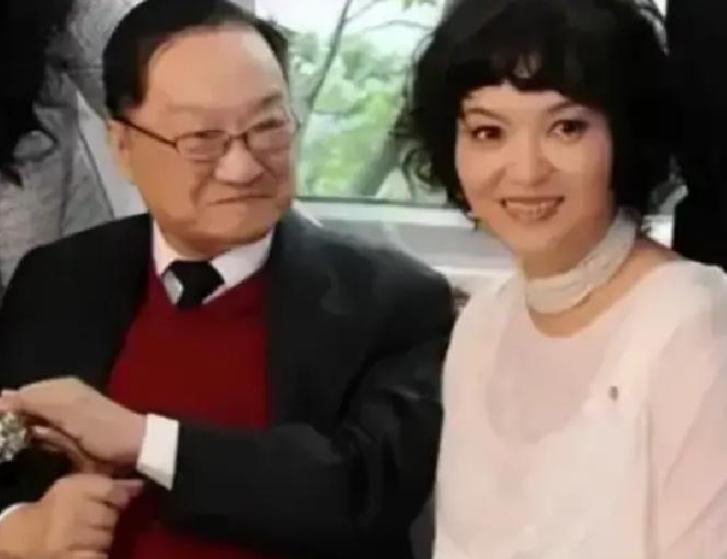 1976年，52岁的金庸娶了23岁的年轻娇妻后，为了延长陪伴的时间，他烟酒不沾，