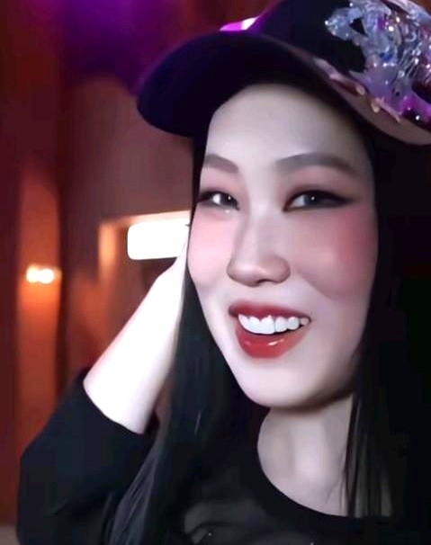 劝一个十六七岁的高个姑娘去削骨垫鼻子，到底是审美还是心瞎？当年在亲子节目里被笑话不好看的沈佳润，如今