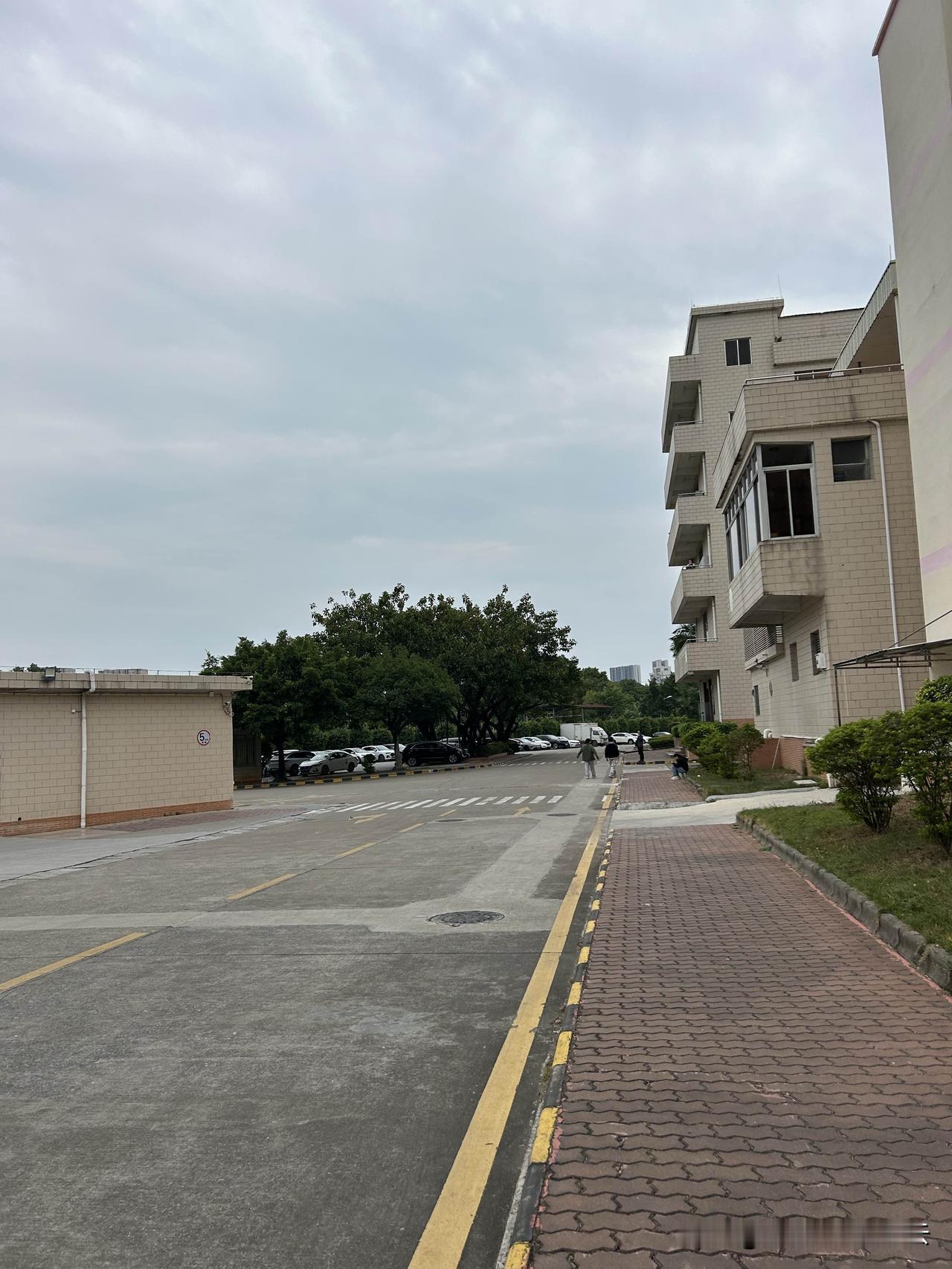 感觉现在和过去并没有什么很大的不同，以前穷的人可能一直都是在过着穷日子，