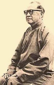 1949年，钱穆把老婆和五个孩子全扔在大陆，一个人跑了。32年后他才回来见他们。