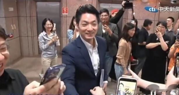 民进党还是擅长选举的，在选战策略上，比郑丽文和国民党要高出一大截，眼下蓝营选情非